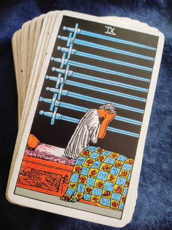 Zwaarden negen is de piekerkaart van de tarot.